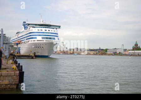 HELSINKI, FINNLAND - 11. JUNI 2017: Die Fähre „Silya Serenade“ im Hafen von Helsinki am bewölkten Nachmittag Stockfoto