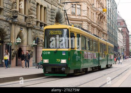 HELSINKI, FINNLAND - 11. JUNI 2017: Grüne Straßenbahn in Nahaufnahme auf einer Stadtstraße Stockfoto