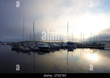 LAPPEENRANTA, FINNLAND - 12. JUNI 2017: Nebeliger Juni-Morgen auf dem Saimaa-See Stockfoto