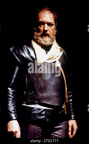 Michael Gambon (Mark Antony) in ANTONY UND KLEOPATRA von Shakespeare at the Other Place, Royal Shakespeare Company (RSC), Stratford-upon-Avon, England 13/10/1982 Design: Nadine Baylis Beleuchtung: Leo Leibovici Regisseur: Adrian Noble Stockfoto