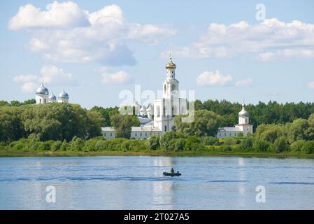 St. Georgskloster am Ufer des Flusses Volkhov an einem Sommertag. Umgebung von Veliky Nowgorod, Russland Stockfoto