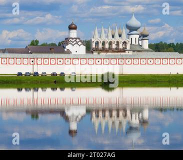 Sonniger Juli-Tag an den Mauern des Tikhvin Himmelfahrt-Klosters. Region Leningrad, Russland Stockfoto