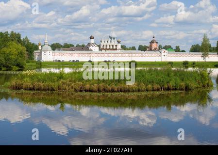 Blick auf das Kloster Himmelfahrt an einem sonnigen Juninachmittag. Tichvin, Russland Stockfoto
