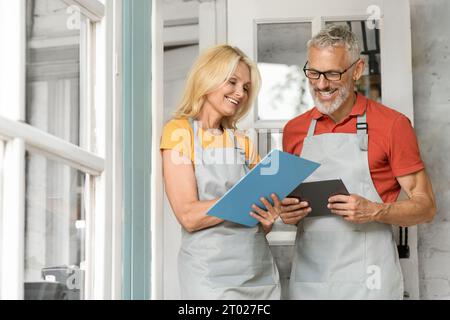 Porträt Glücklicher Seniorenlandwirte Mit Klemmbrett Und Digitalem Tablet Stockfoto