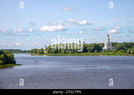 Blick auf St.. Georges Kloster aus dem Ilmensee, Veliky Nowgorod Stockfoto