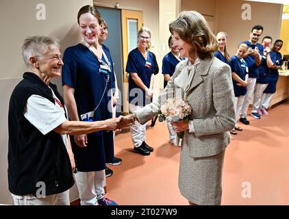 Die schwedische Königin Silvia weihte am Dienstag das neue Krankenhausgebäude in Ersta Sjukhus in Stockholm ein. Oktober 2023. Foto: Jonas Ekströmer / TT / Code 10030 Stockfoto