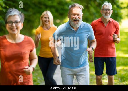 Aktiver Abgang. Gruppe Sportlicher Senioren, Die Im Freien Joggen Stockfoto