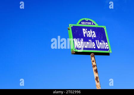 Wunderschönes altes Straßenschild mit der Piata Natiunile Unite (Platz der Vereinten Nationen) in einer Straße im Stadtzentrum von Bukarest, Rumänien, i. Stockfoto