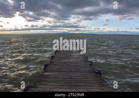 Dramatischer Blick auf den Albufera-See an einem bewölkten, stürmischen Tag in El Palmar, Valencia, Spanien Stockfoto