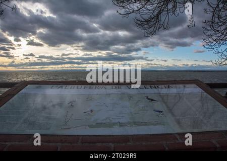 Dramatischer Blick auf den Albufera-See an einem bewölkten, stürmischen Tag in El Palmar, Valencia, Spanien Stockfoto