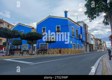 Mareny de Barraquetes, Spanien – 8. Januar 2023 – Blick auf die Straße im Dorf El Mareny de Barraquetes in Valencia, in der Gemeinde Sueca Stockfoto