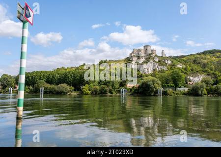 Les Andelys ist das Tor zum normannischen Vexin, die Stadt von Richard Löwenherz. Am Ufer der seine und am Fuße der berühmten Ruinen von Châtea Stockfoto