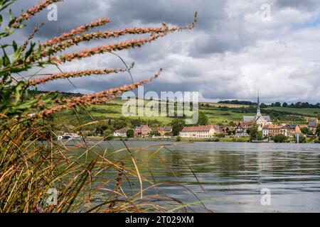 Les Andelys ist das Tor zum normannischen Vexin, die Stadt von Richard Löwenherz. Am Ufer der seine und am Fuße der berühmten Ruinen von Châtea Stockfoto