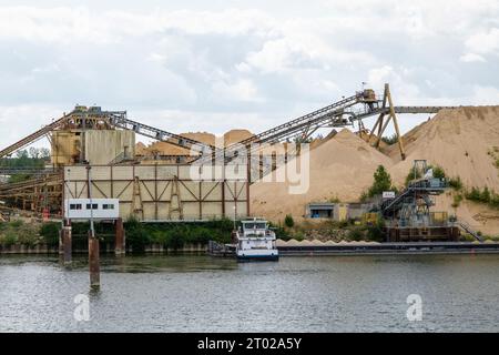 Sandsteinbruch und Wasserstraßen Transport des Sandes. Der Flussverkehr reduziert die CO2-Emissionen, da weniger Lkw auf der Straße unterwegs sind | Carriere de s Stockfoto