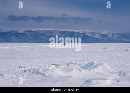 Eisbuckel auf dem Eis des Baikalsees. Auf dem Eis des Baikalsees. Wunderschöne Eisstücke. Stockfoto