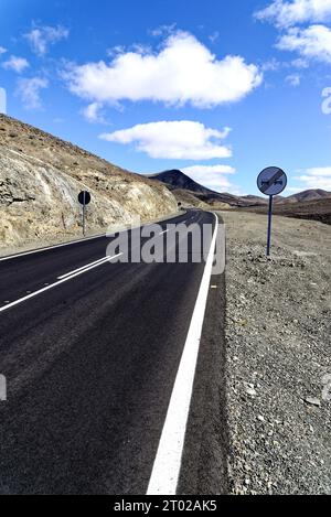 Panoramablick auf leere Straße und Berge am Astronomischen Aussichtspunkt von Sicasumbre, Fuerteventura, Spanien - 20. September 2023 Stockfoto