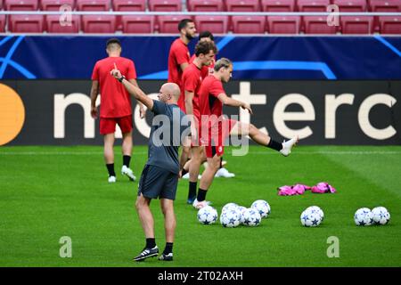 Eindhoven, Niederlande. Oktober 2023. MADRID - Santiago Gimenez von Feyenoord während des Trainings Feyenoord vor dem UEFA Champions League-Spiel gegen Atletico Madrid am 3. Oktober 2023 im Estadio Metropolitano in Madrid. ANP OLAF KRAAK Credit: ANP/Alamy Live News Credit: ANP/Alamy Live News Credit: ANP/Alamy Live News Credit: ANP/Alamy Live News Stockfoto