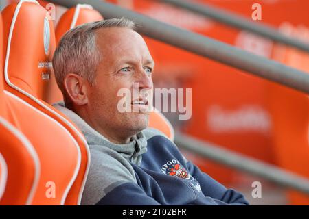 Blackpool, Großbritannien. 31. August 2023. Neil Critchley, Manager von Blackpool vor dem Spiel der Sky Bet League 1 Blackpool gegen Derby County in Bloomfield Road, Blackpool, Vereinigtes Königreich, 3. Oktober 2023 (Foto: Steve Flynn/News Images) in Blackpool, Vereinigtes Königreich am 31.2023. (Foto: Steve Flynn/News Images/SIPA USA) Credit: SIPA USA/Alamy Live News Stockfoto