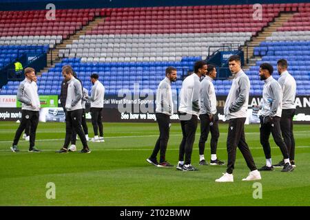 Bolton, Großbritannien. 3. Oktober 2023Stevenage F.C Spieler besichtigen das Feld während des Spiels der Sky Bet League 1 zwischen Bolton Wanderers und Stevenage im Toughsheet Stadium, Bolton am Dienstag, den 3. Oktober 2023. (Foto: Mike Morese | MI News) Credit: MI News & Sport /Alamy Live News Stockfoto