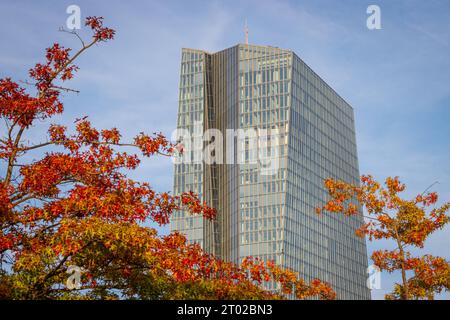 Die Europäische Zentralbank EZB im Herbst das Gebäude der Europäischen Zentralbank EZB im Frankfurter Osthafengebiet ragt zwischen herbstlich bunt verfärbten Bämen hervor. Frankfurt am Main Osthafen Hessen Deutschland *** die Europäische Zentralbank EZB im Herbst fällt das Gebäude der Europäischen Zentralbank EZB in Frankfurts Osthafen zwischen bunten Herbstbäumen hervor Frankfurt am Main Osthafen Hessen Deutschland 2023-10-02 ffm ezb 01 Credit: Imago/Alamy Live News Stockfoto