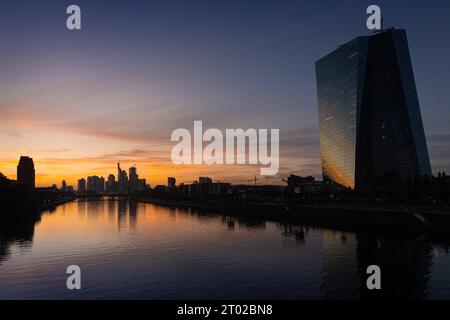 Die Europäische Zentralbank EZB und die Frankfurter Skyline die Europäische Zentralbank EZB und die Frankfurter Bankenskyline spiegeln sich am Abend nach Sonnenuntergang im Main. Frankfurt am Main Osthafen Hessen Deutschland *** die Europäische Zentralbank EZB und die Frankfurter Skyline die Europäische Zentralbank EZB und die Frankfurter BankenSkyline spiegeln sich am Abend nach Sonnenuntergang im Main wieder Frankfurt am Main Osthafen Hessen Deutschland 2023-10-02 ffm ezb Skyline 01 Credit: Imago/Alamy Live News Stockfoto