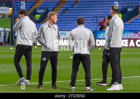 Bolton, Großbritannien. 3. Oktober 2023Stevenage F.C Spieler besichtigen das Feld während des Spiels der Sky Bet League 1 zwischen Bolton Wanderers und Stevenage im Toughsheet Stadium, Bolton am Dienstag, den 3. Oktober 2023. (Foto: Mike Morese | MI News) Credit: MI News & Sport /Alamy Live News Stockfoto