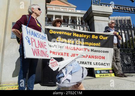 Oktober 2023. Boston, MA. Aktivisten und Gemeindemitglieder versammelten sich im Massachusetts State House, um gegen die Propos von Massport und privaten Entwicklern zu protestieren Stockfoto