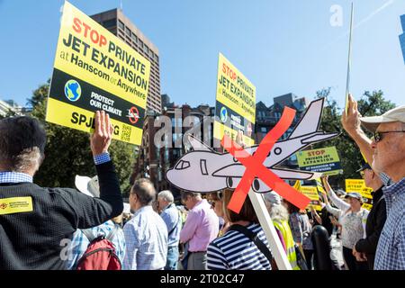 Oktober 2023. Boston, MA. Aktivisten und Gemeindemitglieder versammelten sich im Massachusetts State House, um gegen die Propos von Massport und privaten Entwicklern zu protestieren Stockfoto