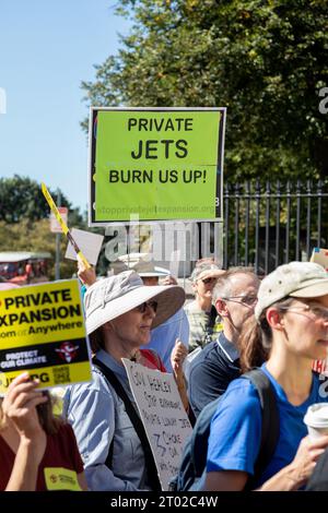 Oktober 2023. Boston, MA. Aktivisten und Gemeindemitglieder versammelten sich im Massachusetts State House, um gegen die Propos von Massport und privaten Entwicklern zu protestieren Stockfoto