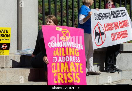 Oktober 2023. Boston, MA. Aktivisten und Gemeindemitglieder versammelten sich im Massachusetts State House, um gegen die Propos von Massport und privaten Entwicklern zu protestieren Stockfoto