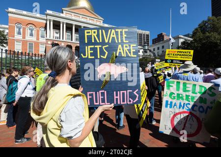 Oktober 2023. Boston, MA. Aktivisten und Gemeindemitglieder versammelten sich im Massachusetts State House, um gegen die Propos von Massport und privaten Entwicklern zu protestieren Stockfoto