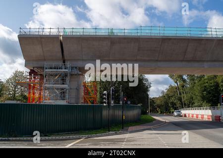 Harefield, Großbritannien. Oktober 2023. Die Bauarbeiten an Phase 1 der HS2 High Speed Rail in Harefield im Londoner Stadtteil Hillingdon werden fortgesetzt. Riesige Viaduktpiers werden über eine Reihe von Seen und eine Straße in Harefield für die HS2 Railway Colne Valley Viaduct gebaut. In den letzten Tagen gab es viele Spekulationen, dass Premierminister Rishi Sunak voraussichtlich die Streichung des HS2 High Speed Rail Northern Leg von Birmingham nach Manchester ankündigen wird. Stockfoto