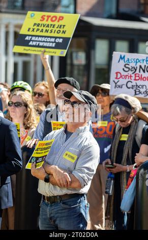 Oktober 2023. Boston, MA. Aktivisten und Gemeindemitglieder versammelten sich im Massachusetts State House, um gegen die Propos von Massport und privaten Entwicklern zu protestieren Stockfoto