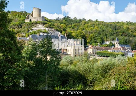 La Roche-Guyon im regionalen Naturpark Vexin mit seiner Kalksteinklippe entlang des Tals der seine und seiner berühmten Burg | La Roche-Guyon Dan Stockfoto