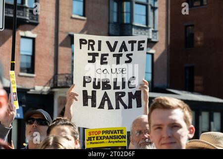 Oktober 2023. Boston, MA. Aktivisten und Gemeindemitglieder versammelten sich im Massachusetts State House, um gegen die Propos von Massport und privaten Entwicklern zu protestieren Stockfoto