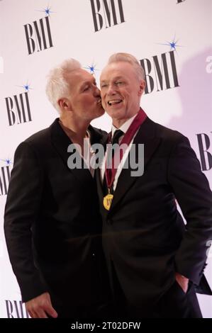 London, Vereinigtes Königreich. Oktober 2023. Martin Kemp küsst Bruder Gary bei den BMI Awards. Cristina Massei/Alamy Live News Stockfoto