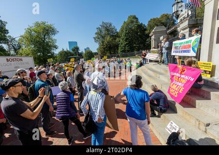 Oktober 2023. Boston, MA. Aktivisten und Gemeindemitglieder versammelten sich im Massachusetts State House, um gegen die Propos von Massport und privaten Entwicklern zu protestieren Stockfoto