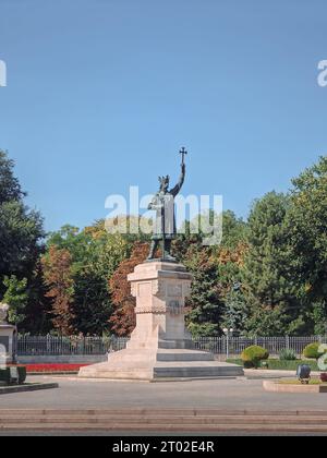 Stephan der große Monument (Stefan cel Mare Statue) vor dem zentralen Park an einem sonnigen Herbsttag, Chisinau Stadt, Moldawien Stockfoto