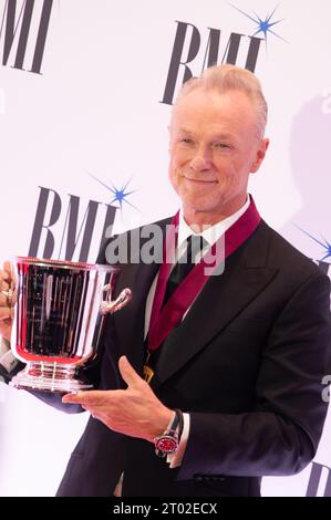 London, Vereinigtes Königreich. Oktober 2023. Gary Kemp zeigt seine Trophäe bei den BMI Awards. Cristina Massei/Alamy Live News Stockfoto