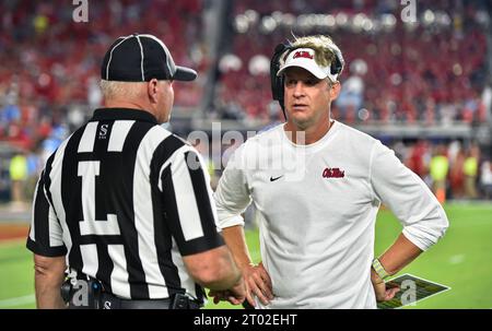 Oxford, MS, USA. 30. September 2023. Lane Kiffin, Trainer der Mississippi Rebels, spricht mit einem Schiedsrichter während des vierten Viertels eines College-Football-Spiels gegen die LSU Tigers im Vaught-Hemingway Stadium in Oxford, MS. Austin McAfee/CSM/Alamy Live News Stockfoto