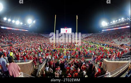 Oxford, MS, USA. 30. September 2023. Die Fans der Mississippi Rebels stürmen nach einem College-Football-Spiel zwischen den LSU Tigers und den Mississippi Rebels im Vaught-Hemingway Stadium in Oxford, MS. Austin McAfee/CSM/Alamy Live News Stockfoto