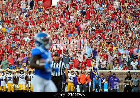 Oxford, MS, USA. 30. September 2023. Die Fans der Mississippi Rebels feiern im Vaught-Hemingway Stadium in Oxford, MS, einen Touchdown im zweiten Quartal in einem College-Football-Spiel gegen die LSU Tigers. Austin McAfee/CSM/Alamy Live News Stockfoto