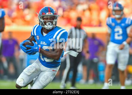 Oxford, MS, USA. 30. September 2023. Der Mississippi-Rebellen-Empfänger Dayton Wade läuft während des zweiten Viertels eines College-Football-Spiels gegen die LSU Tigers im Vaught-Hemingway Stadium in Oxford, MS. Austin McAfee/CSM/Alamy Live News Stockfoto