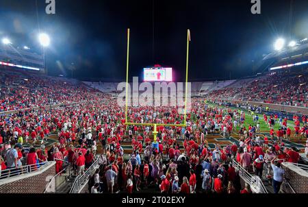 Oxford, MS, USA. 30. September 2023. Die Fans der Mississippi Rebels stürmen nach einem College-Football-Spiel zwischen den LSU Tigers und den Mississippi Rebels im Vaught-Hemingway Stadium in Oxford, MS. Austin McAfee/CSM/Alamy Live News Stockfoto