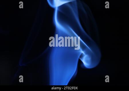 Blauer Rauch auf dunklem Hintergrund, abstraktes Muster Stockfoto
