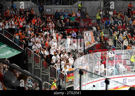 Eishockey DEL - Düsseldorfer EG vs Grizzlys Wolfsburg am 03.10.2023 im PSD Bank Dome in Düsseldorf der Gästeblock aus Wolfsburg Foto: Osnapix Stockfoto