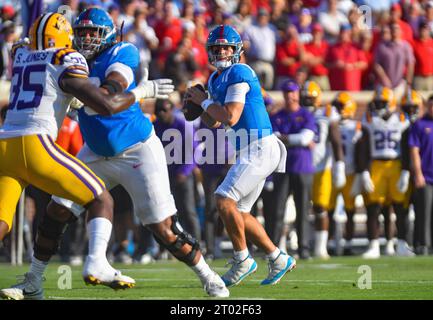 Oxford, MS, USA. 30. September 2023. Mississippi Rebels Quarterback Jaxson Dart untersucht das Feld während des ersten Viertels eines College-Footballspiels gegen die LSU Tigers im Vaught-Hemingway Stadium in Oxford, MS. Austin McAfee/CSM/Alamy Live News Stockfoto