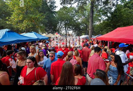 Oxford, MS, USA. 30. September 2023. Fans spazieren durch den Grove, bevor sie im Vaught-Hemingway Stadium in Oxford, MS, ein College-Football-Spiel zwischen den LSU Tigers und Mississippi Rebels antreten. Austin McAfee/CSM/Alamy Live News Stockfoto