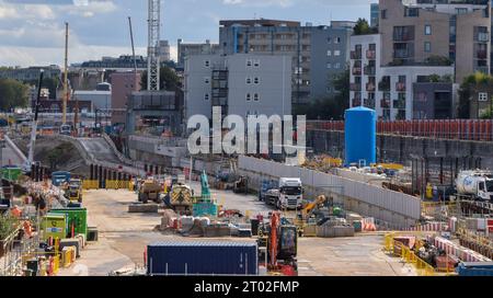 London, Großbritannien. Oktober 2023. HS2-Baustelle in der Nähe der Euston Station, da Berichten zufolge ein Teil der High Speed 2-Bahnstrecke zwischen Birmingham und Manchester aufgrund steigender Kosten abgeschnitten werden könnte. Das mehrere Milliarden Pfund schwere Projekt war mit Problemen und Verzögerungen behaftet. Quelle: Vuk Valcic/Alamy Live News Stockfoto