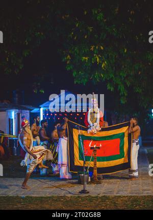 Kerala Volkskunst von Mudiyettu, Göttin Kali und Darika kämpfen Stockfoto